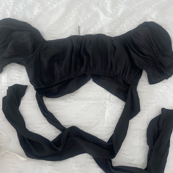 Ruffle tie back going out top - Picture 2 of 8